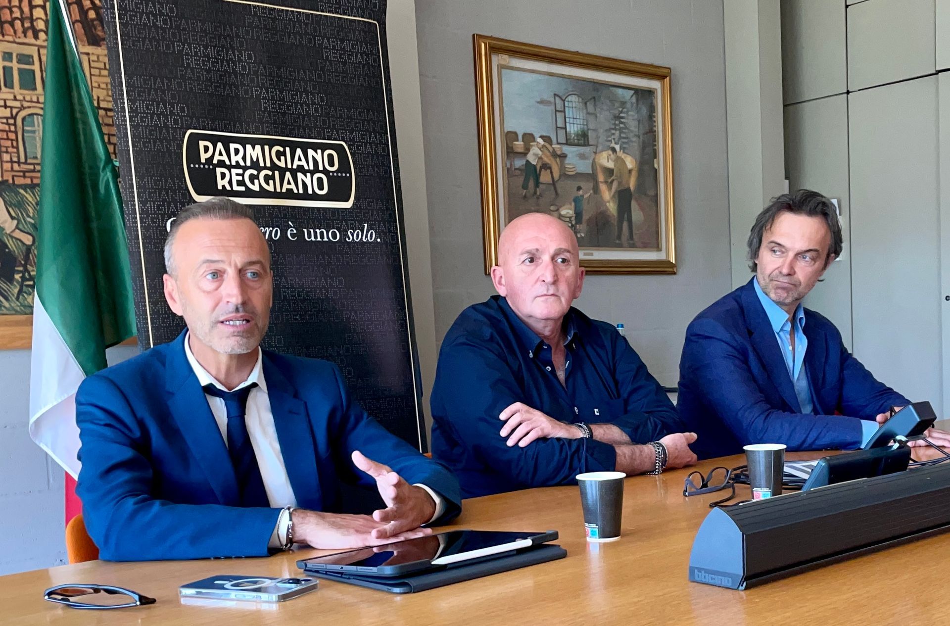 /uploads/Nicola_Bertinelli_presidente_del_Consorzio_del_Parmigiano_Reggiano_Stefano_Costi_sindaco_di_Casina_e_Guglielmo_Garagnani_vicepresidente_del_Consorzio_39055340f4.jpg