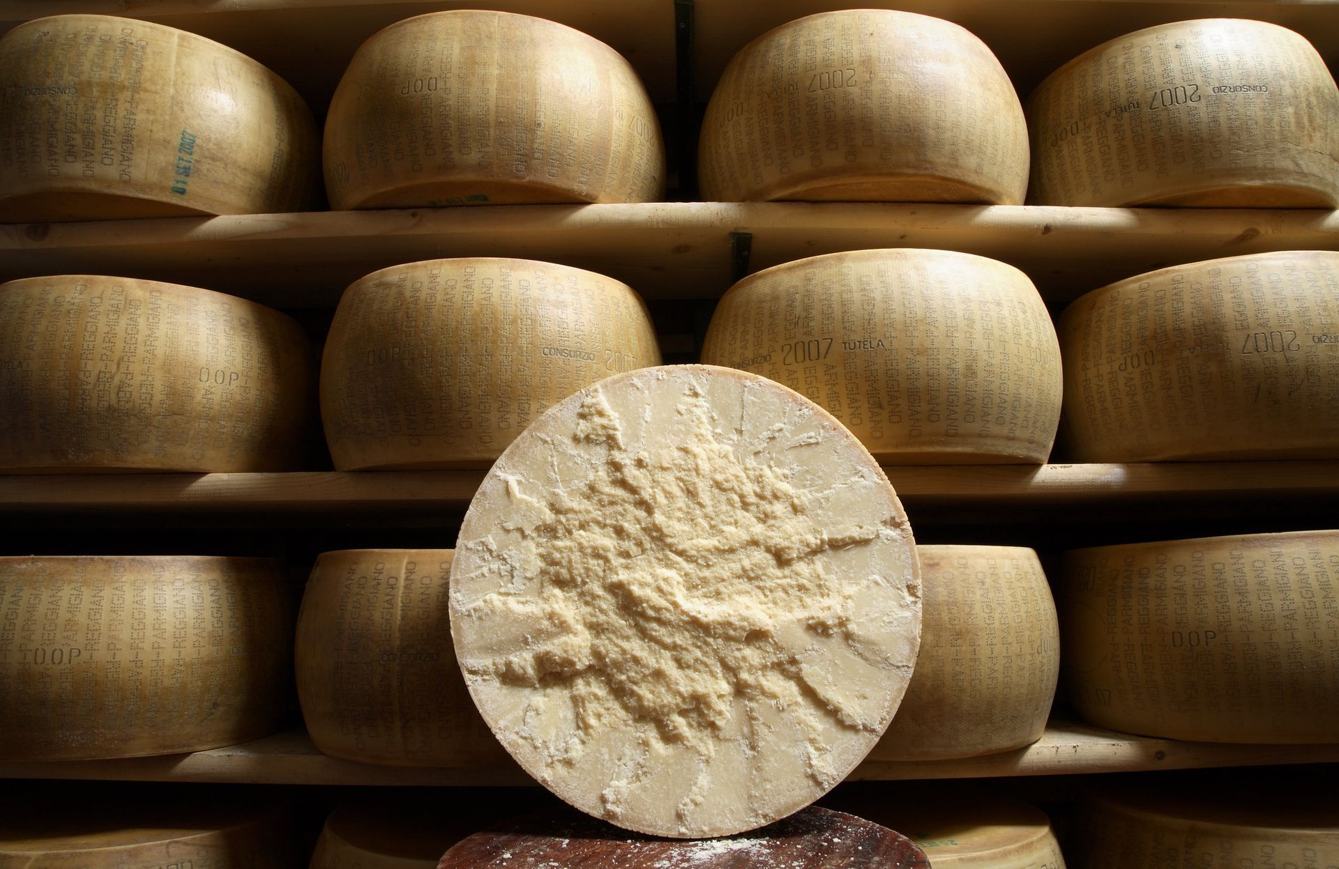 /uploads/Parmigiano_Reggiano_magazzino_4_min_7ff3bf3615.jpg